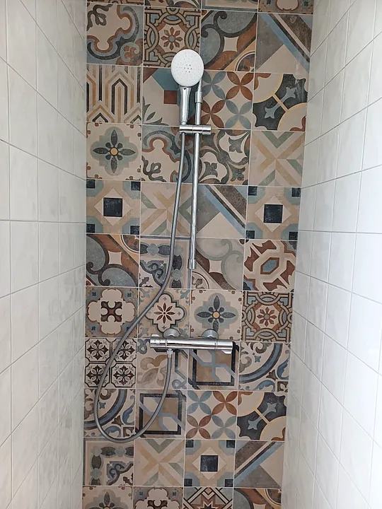 Installation douche et robinetterie avec carrelage décoratif